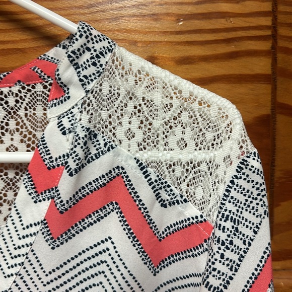 IZ Byer women’s Blouse with a salmon white and black zigzag pattern size xl - Picture 5 of 7